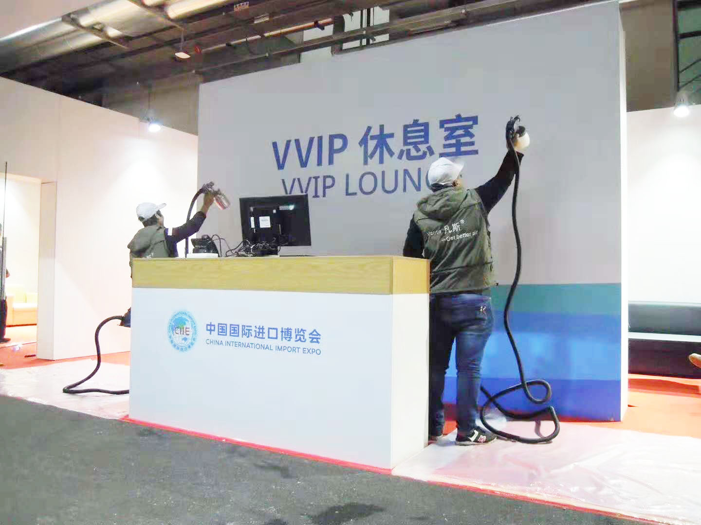 凡斯高品質服務，積極參與，祝首屆中國國際進口博覽會開幕！